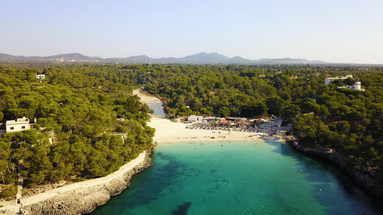 Ripresa con drone in avvicinamento della spiaggia di Cala Mondragó, un parco naturale situato sull'isola di Maiorca, in Spagna