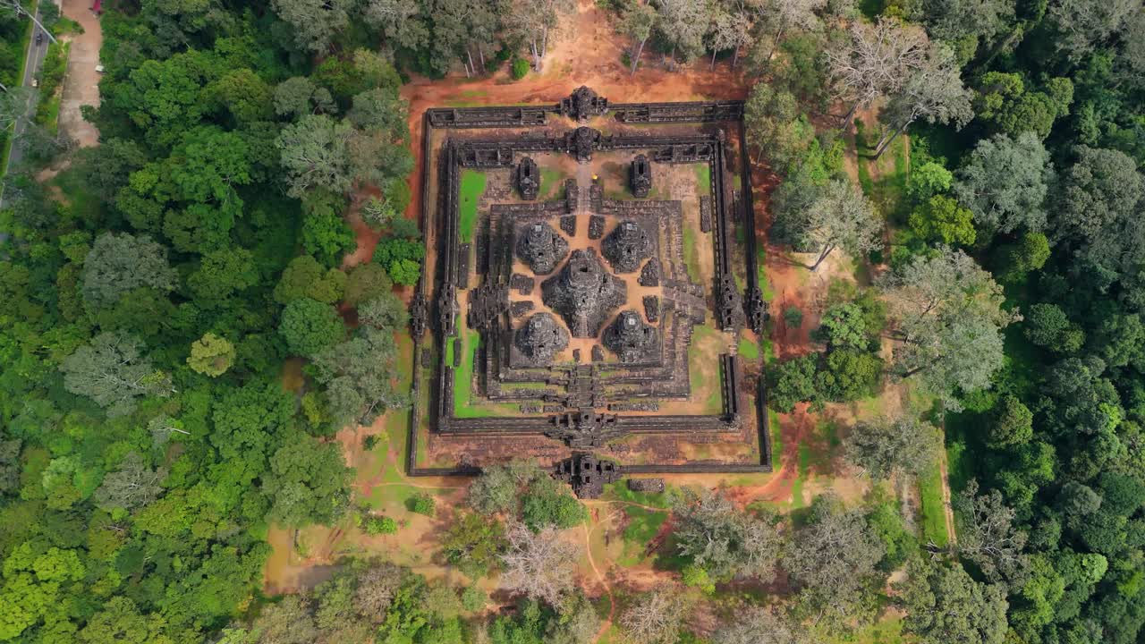 Một chiếc máy bay không người lái kéo ra khỏi Đền Pre Rup, hé lộ tán rừng và đường chân trời ở Siem Reap