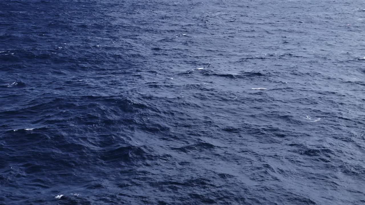 Sfondo di onde leggere e mareggiata oceanica, primo piano di acqua di mare blu con spazio per il testo, vista da nave o barca mentre si naviga in acque calme in mare aperto