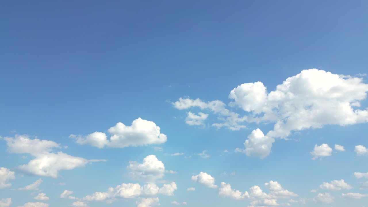 여름의 파란 하늘 구름 경사 가 ⁇ 운  ⁇ 색 배경