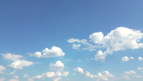 Sommer-Blauer-Himmel-Wolkenverlauf-Hellweißer-Hintergrund