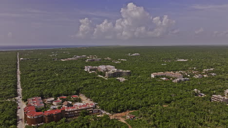 Tulum,-Mexiko---Luftaufnahme-Einer-V25-Drohne-über-Die-Außenstadt-Und-Erfasst-Luxusresorts-Inmitten-Der-üppigen-Landschaft-Des-Maya-Dschungels-Und-Mit-Blick-Auf-Das-Azurblaue-Meer---Aufgenommen-Mit-Mavic-3-Pro-Cine---Juli-2023