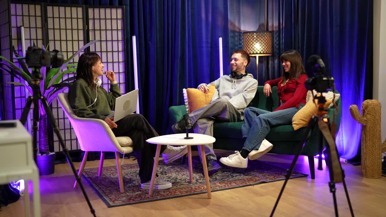 Giovani che registrano un'intervista per un podcast in uno studio moderno