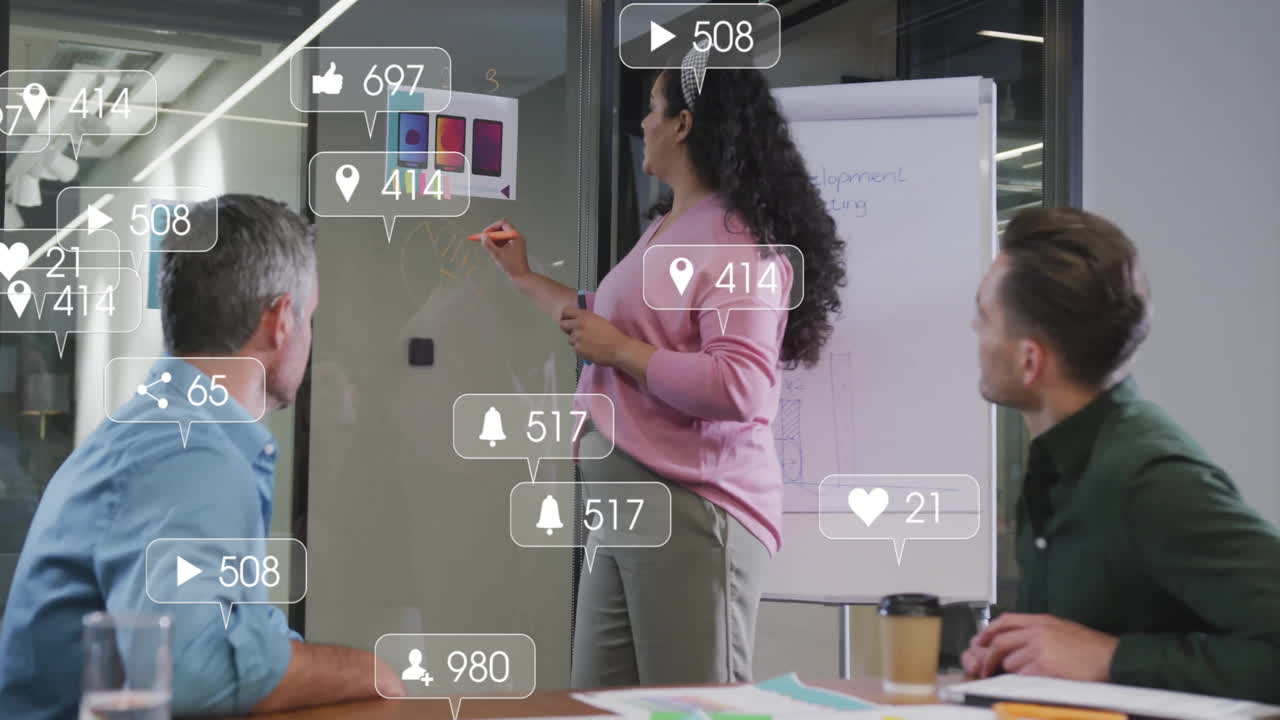 animación de iconos de medios sobre diversos colegas discutiendo el trabajo