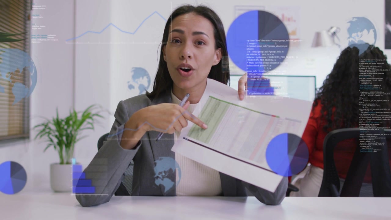 Mulher apresentando gráficos de negócios impressos, organizando papéis e gerando sobreposições azuis que apontam para uma coluna verde.