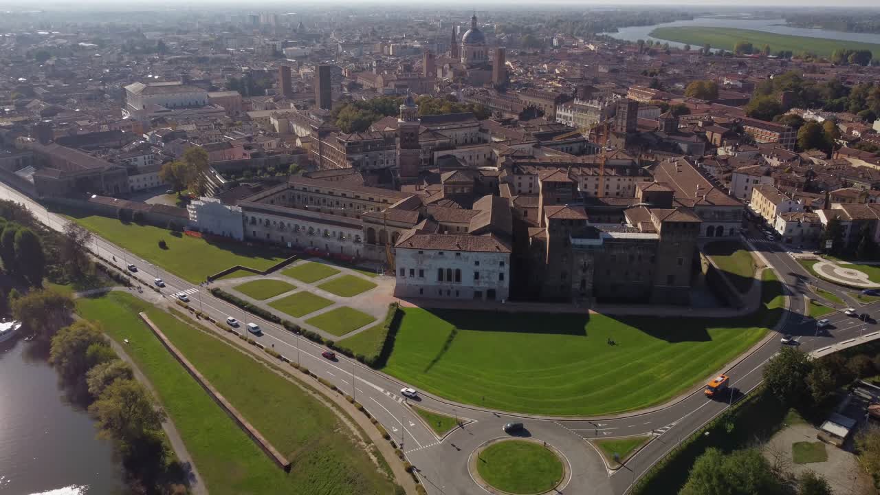 maravilloso plano aéreo de mantua el paisaje urbano de mantua con vistas al castillo san giorgio