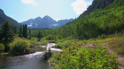 Espe,-Kastanienbraune-Glocken,-Filmische-Jib-Up-Bewegung,-14er-Gipfel,-Wildnis-Am-Kristallklaren-Fluss,-Bach,-Lauf,-Wanderweg,-Sommer,-Atemberaubend,-Schöne-Colorado-Felsengebirgslandschaft,-Friedliches-Hohes-Grünes-Gras