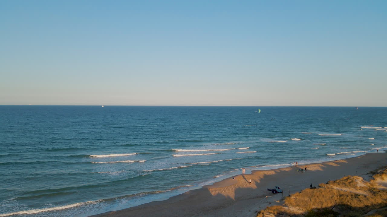 스페인 발렌시아 시 근처의 마레니 해변에서 해안선의 공중 전망