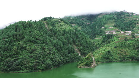 尼泊爾喜馬拉雅山脈的山坡和村莊的美麗景色