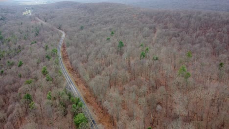 Viajando-Sobre-Las-Copas-De-Los-árboles-Del-Bosque-Y-La-Carretera-En-La-Vista-Aérea-De-La-Temporada-De-Invierno