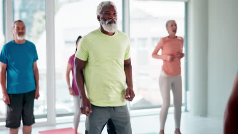 clase de acondicionamiento físico para personas mayores