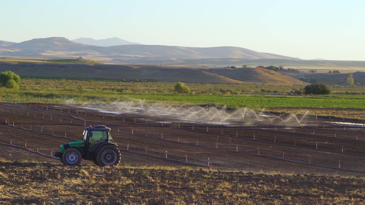 орошение посевных полей с помощью распылителей. замедленное движение.