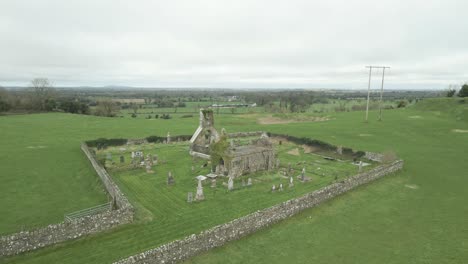 antiguo cementerio y iglesia cerca del castillo de carbury en el condado de kildare, irlanda