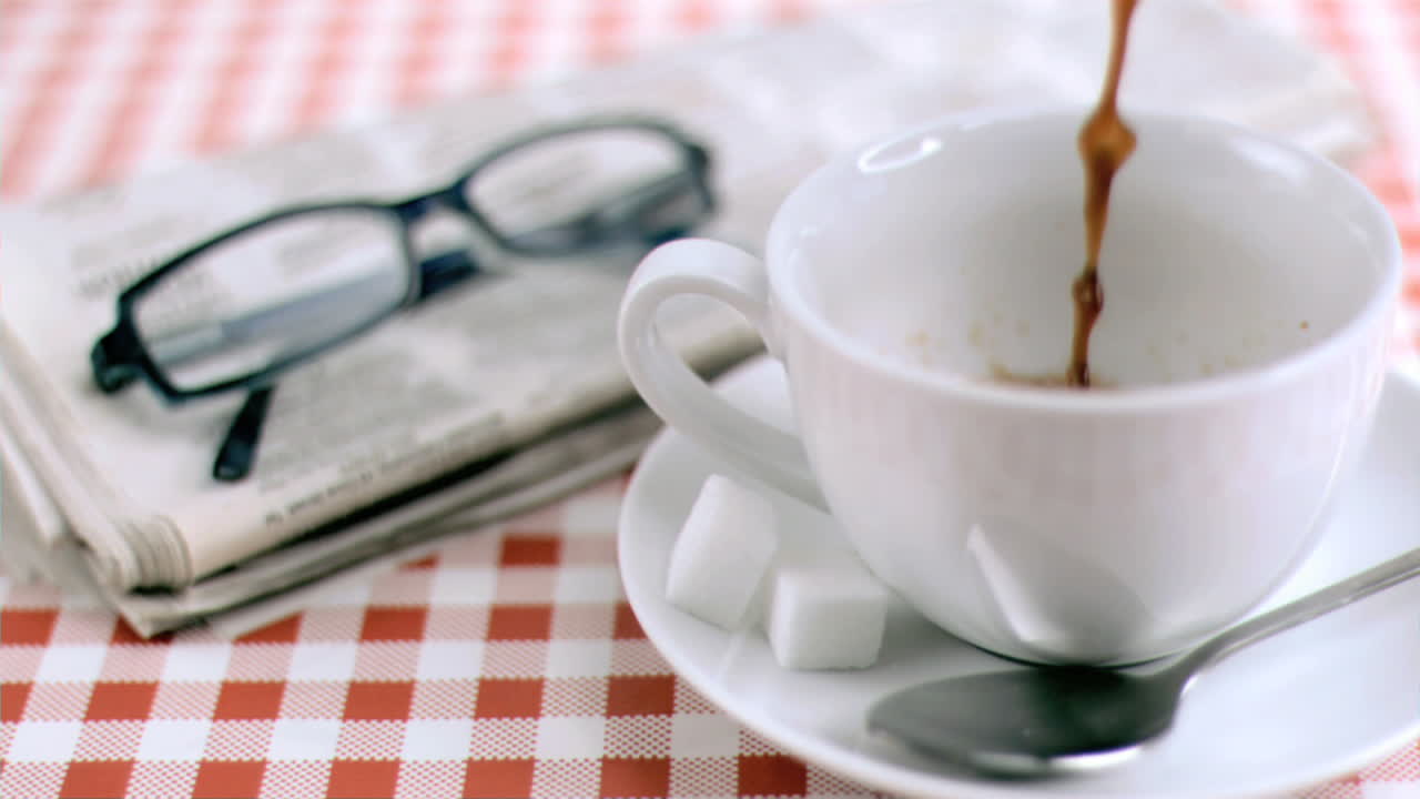 커피가 슈퍼 슬로모션으로 흐르고 있습니다.