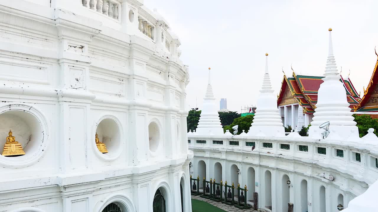 Un video tranquillo che mostra la bellezza architettonica di Wat Prayurawongsawat a Bangkok, con movimenti fluidi della telecamera e illuminazione soffusa.