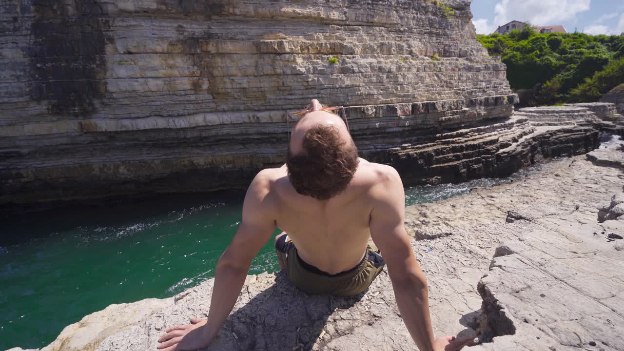 загорать на пляже.