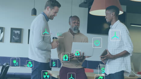 animación de iconos de ecología sobre diversos colegas que usan portátiles y discuten el trabajo en la oficina