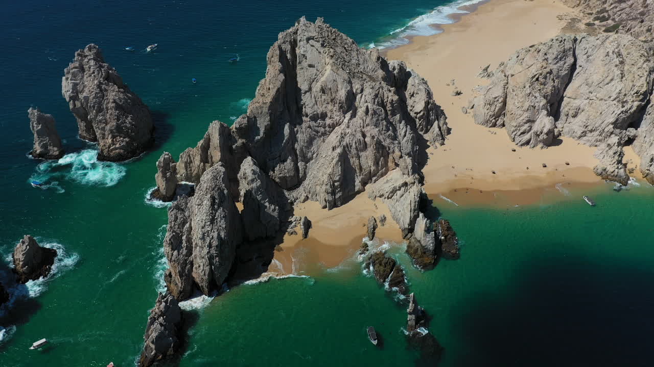 toma de drones de los acantilados marinos en cabo san lucas mexico, playa del amor y el arco a la vista