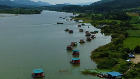pequeños bungalows de pesca en un lago