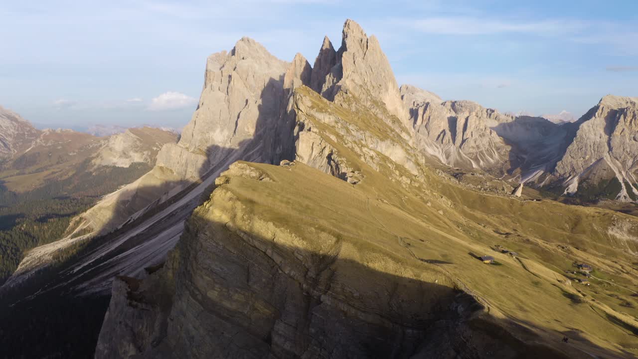 drone vuela sobre una joven turista con vistas a la montaña seceda en los dolomitas italianos