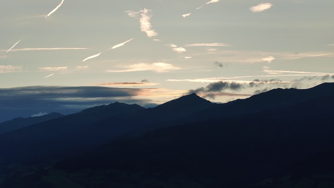 황금 시간의 시작에 산과 다양한 색상의 하늘의 실루 ⁇