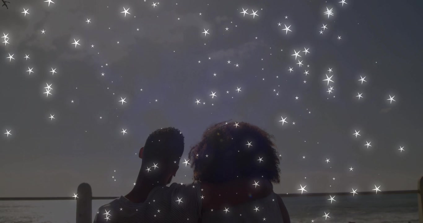 Cámara haciendo un paneo sobre el cielo crepuscular con una superposición de estrellas en un anuncio de viajes, pareja inclinada, contemplando el océano