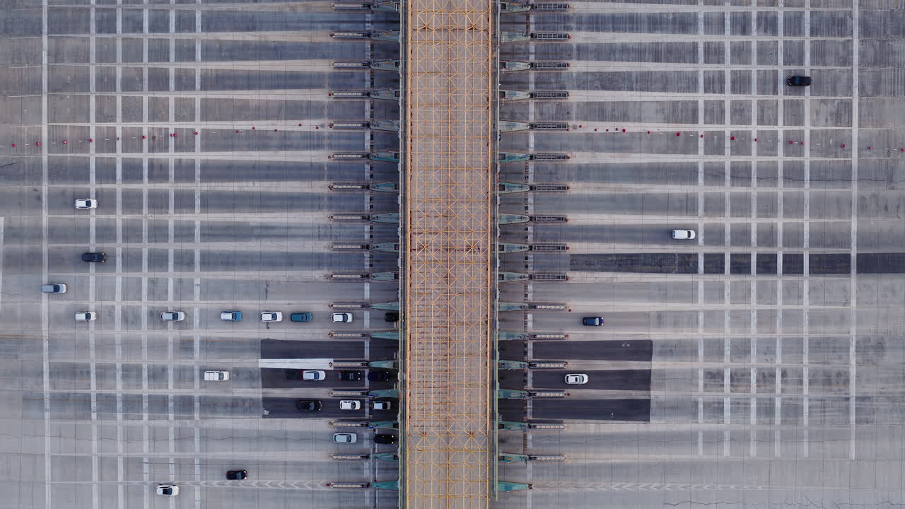 Luftfoto af motorvejsbetalingsanlæg med trafikbaner og moderne transportinfrastruktur