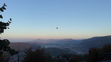 Heißluftballon-über-Den-Alpen-In-Como,-Italien