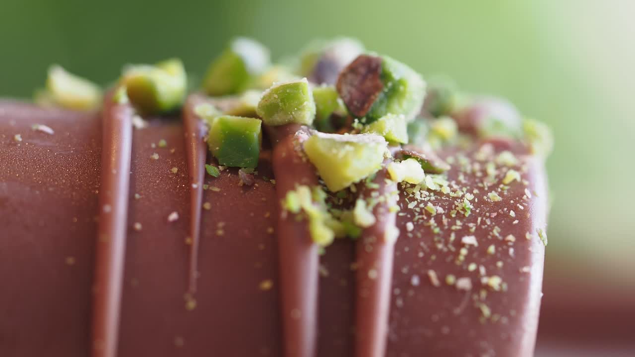 крупный план шоколадного выпечки с фисташками