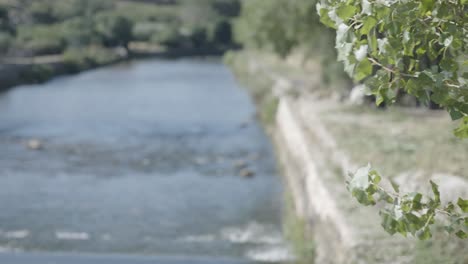 Eine-Schöne-Aussicht-Auf-Den-Fluss-In-Der-Nähe-Der-Stadt