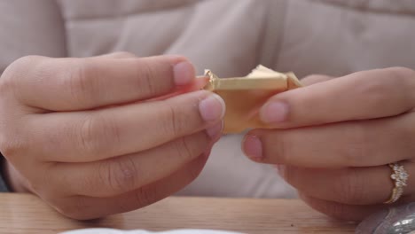 persona abriendo un pedazo de chocolate