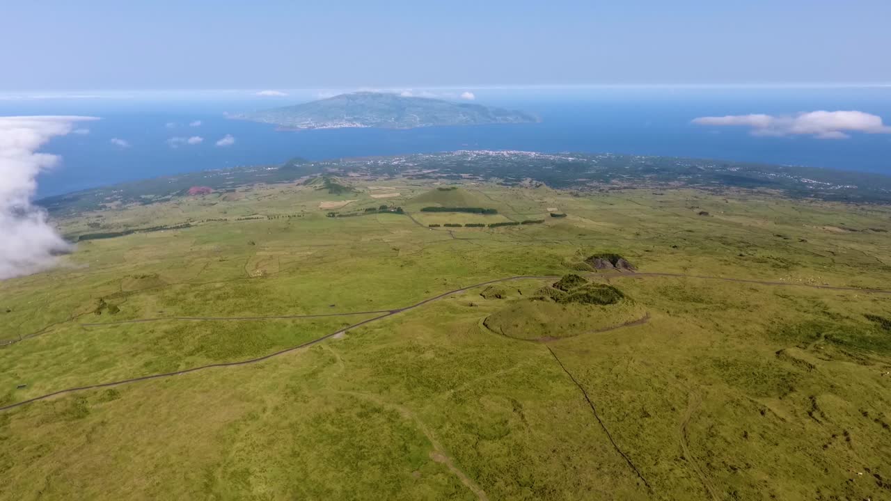 포르투갈 아조레스의 피코 섬에서 구름 위를 높이 날다