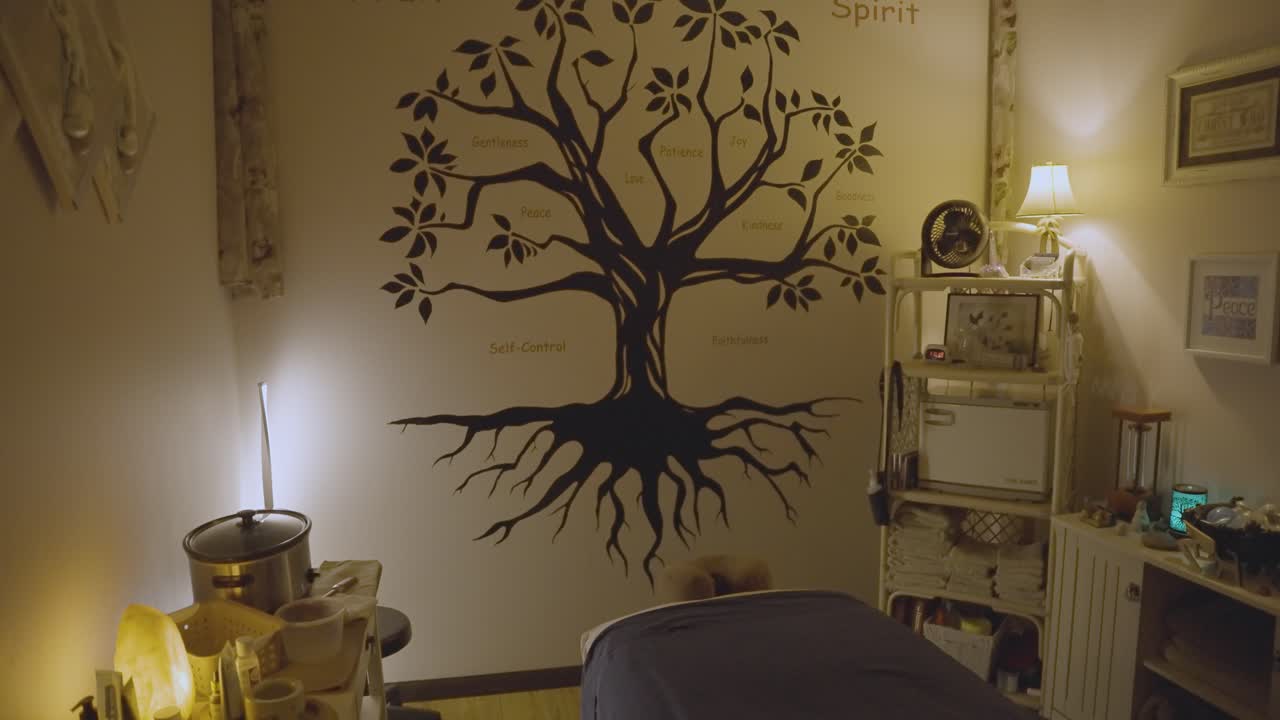 Si può osservare l'atmosfera serena della sala massaggi