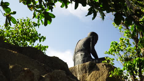 Einsame-Buddhistische-Mönchsstatue,-Die-In-Tiefer-Meditation-Sitzt