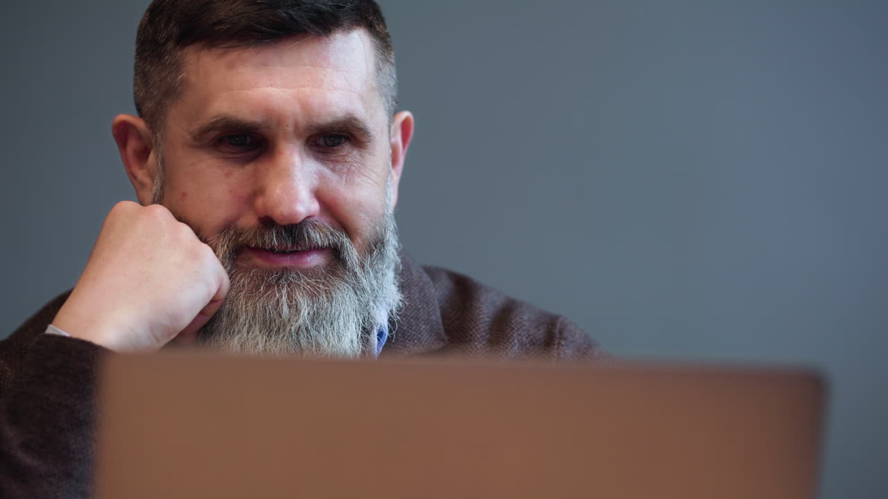 hombre caucásico en la oficina