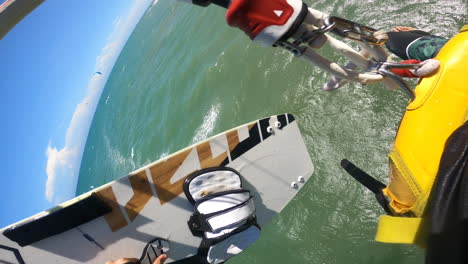 kitesurf vertical pov en el agua del océano