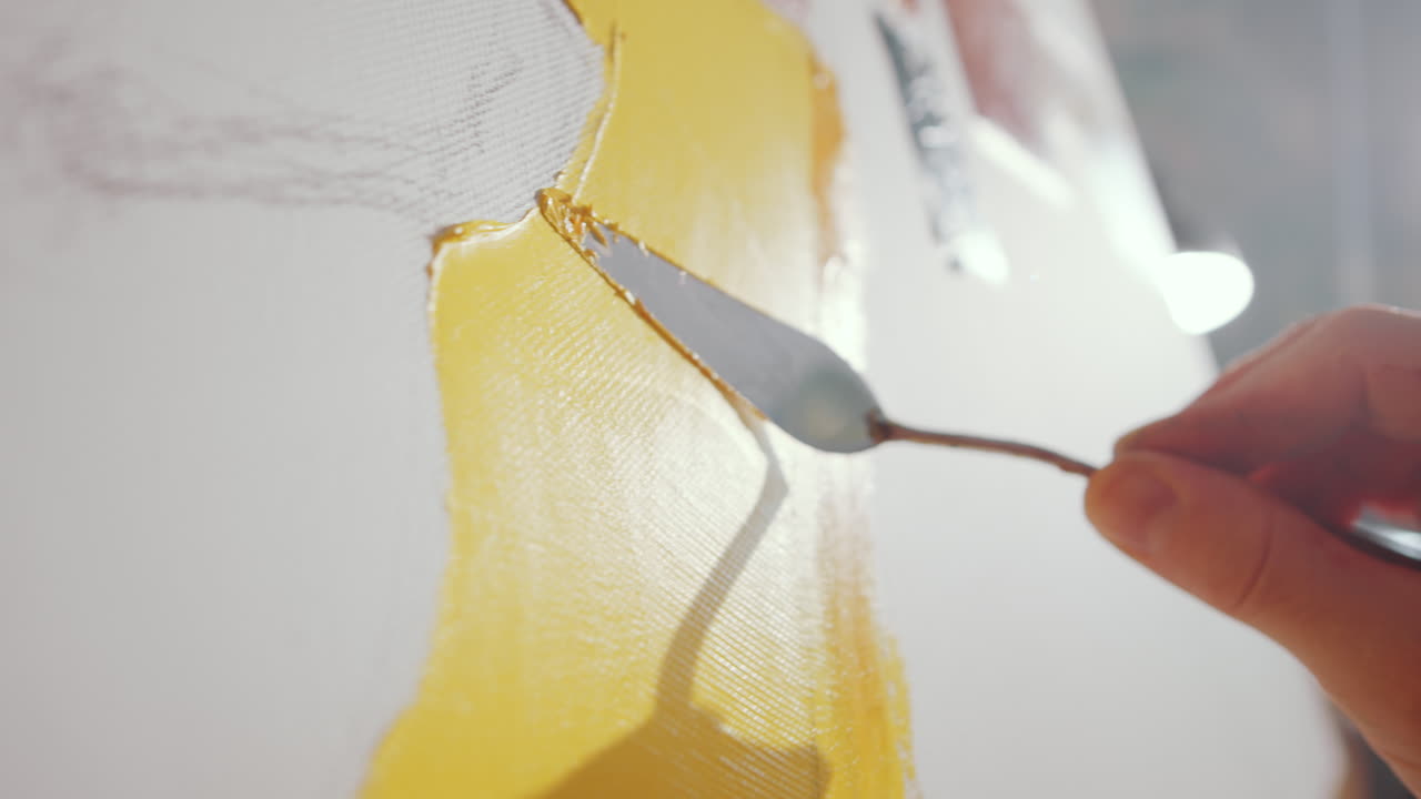 распространение краски на холсте с помощью ножа палитры