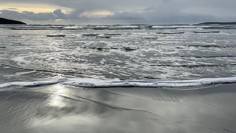 Bewegungswellen-In-Zeitlupe-An-Einem-Sandstrand-Im-Winter-In-Irland