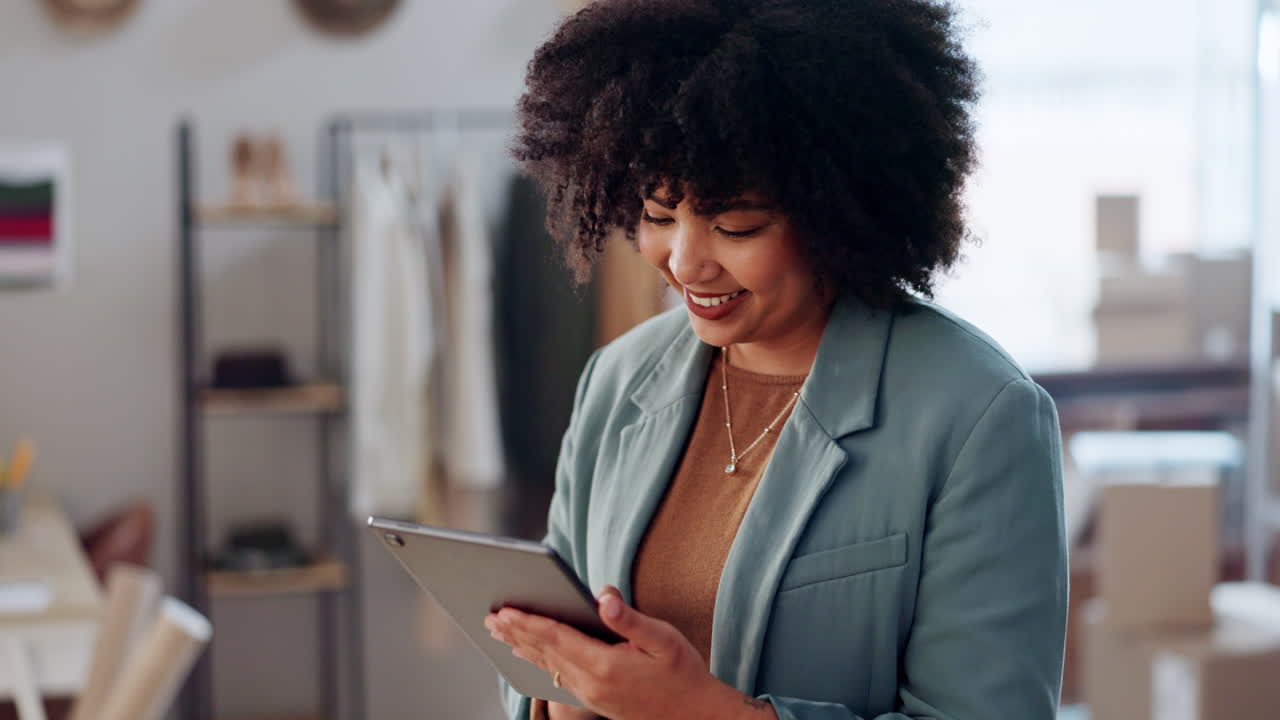 negocio, empleado y mujer con una tableta