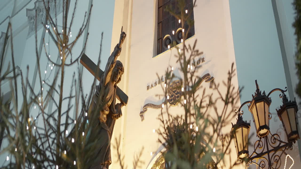 рождественские украшения в церкви