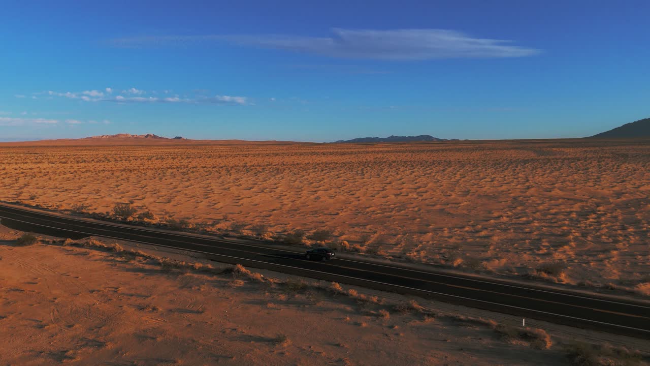 coche moderno conduciendo en el desierto en una calle de california a arizona