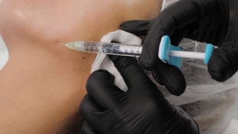 procedimiento de inyección de relleno facial