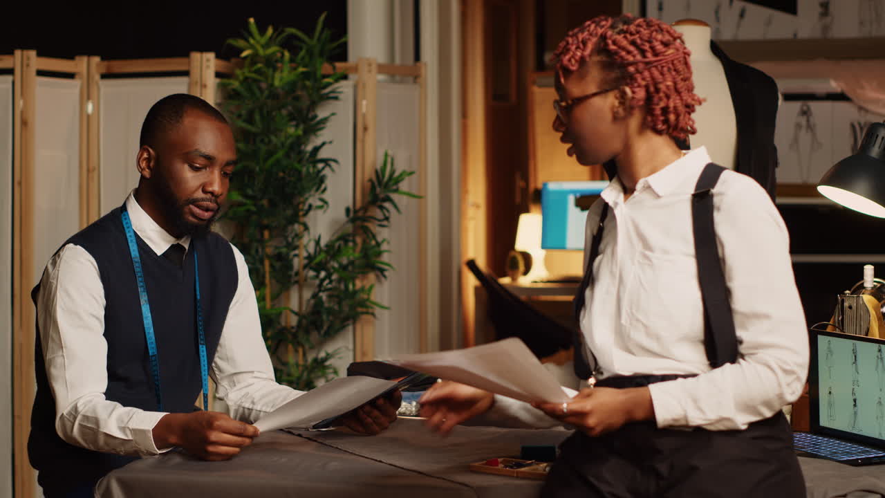 equipo de sastres discutiendo en el taller