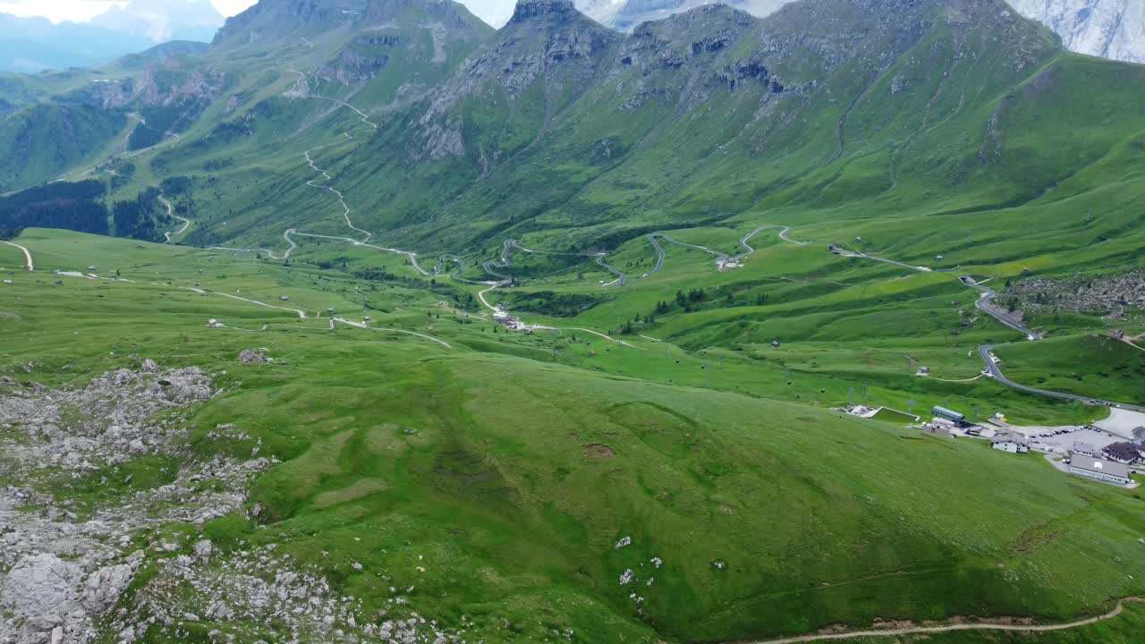 Drone luchtvlucht over majestueuze bergtoppen Dolomieten, Italië