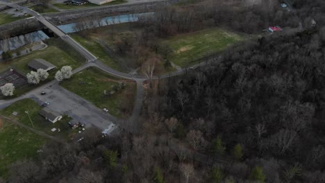 Drone-Vuela-En-Un-Parque-Cerca-De-Las-Montañas-Blue-Ridge-Al-Atardecer