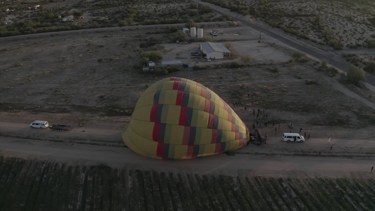 Drone terbang mengelilingi balon udara panas saat mengembang_02