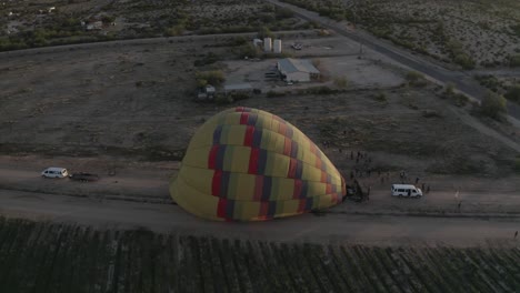 Drohne-Fliegt-Um-Den-Heißluftballon-Herum,-Während-Dieser-Sich-Aufbläst_02
