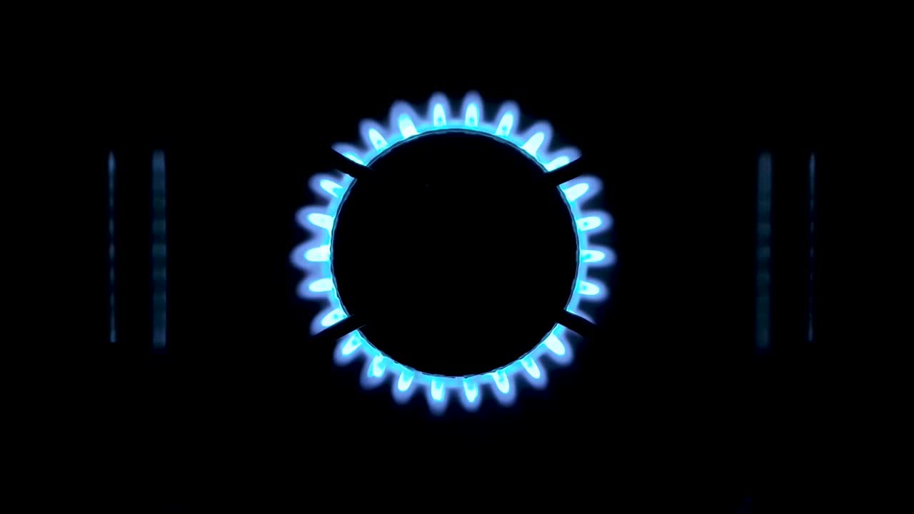 스토브에서 활기찬 파란 불꽃의 세부 사항.