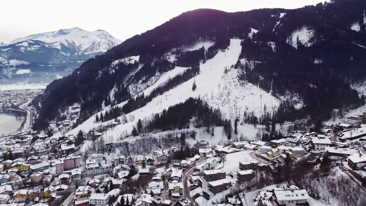 pista de esquí en la ciudad austriaca de zell am see, vista aérea de drones, 4k, día