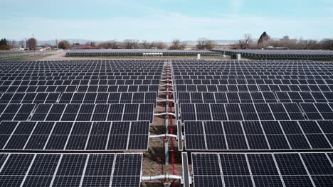 Horizontale-Reihen-Klimaneutraler-Solarpaneele-Für-Grüne-Energie,-Stromerzeugung,-Antenne
